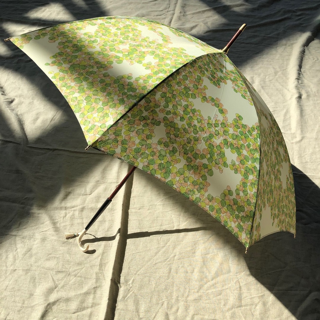 イイダ傘店】 折り畳み晴雨兼用 こもれび 新緑 -の商品詳細 | 蔦