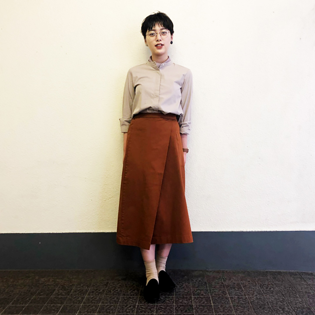 190905 婦人 上品な表情が特長のスタンドカラーシャツ